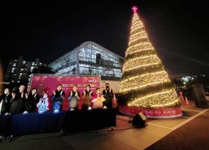 이권재 시장, 오산시 온누리에 사랑·축복 기원...8m 대형 트리 점등 ‘3년만’