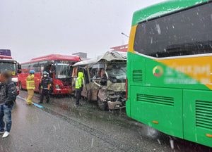 경부고속도로 눈길 달리던 버스 3대, 연쇄 추돌...30대 여성 운전기사 중상
