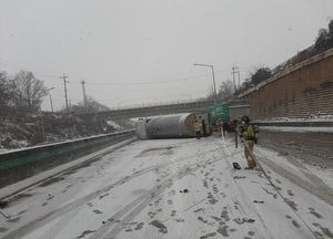 여주 중부내륙고속道 12톤 LPG탱크로리 전도, 가스 누출 ‘아찔’