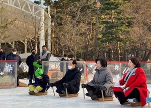 썰매 타는 신계용 과천시장...과천시, 야외스케이트장 문 열어