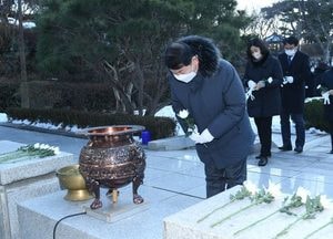 백경현 구리시장, 현충탑 참배로 2023년 첫 일정 시작