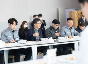 김동연, 연일 소통 행보 “누구나 균등했으면"...청내 현장근무자 초청 칼국수 오찬