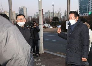 최대호 안양시장, 출근형 전세버스 직접 탑승...주민들 만나 운행 상황 등 점검