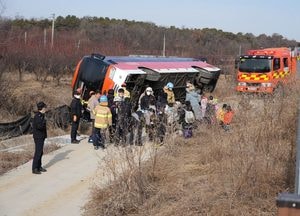 고양, 어린이 태운 관광버스 넘어져...무사히 구조