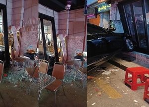 만취 10대, 친구 차로 새벽 주점 돌진 사고...2명 다쳐