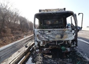 식자재 납품 화물차에 불, 차량·식자재 모두 불에 타