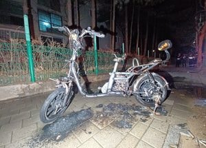 인도에 세워진 전기자전거서 불, 인명피해 없어