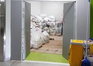 대형병원 지하주차장에 폐기물 쌓아...‘주차장법 위반’