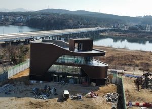 [단독] 모습 드러낸 스타벅스 여주 남한강DT점....7월 오픈 전망