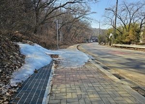 인도에 얼음이 그대로...봄철 나들이 나선 ‘시민 안전 우려’