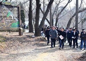 이민근 안산시장, 백운공원에 이동 시장실 열고 현안 점검·주민 의견 청취