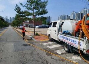 수원시, 가로수에 염분중화제 살포...제설제 염분 피해 최소화