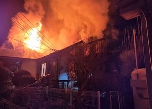 고양 목조주택에 새벽 불, 인명피해 없어