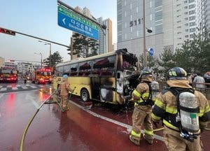 운행 중인 학원버스에 불, 인명피해 없어