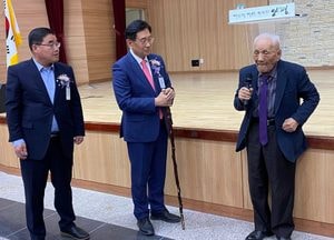 인사말 하는 ‘102세 된 전 양평군 옥천면장 정원영 옹’