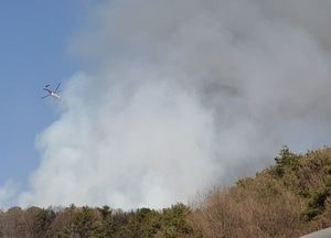포천 영북면 야산에 불...산불 1단계 발령, 헬기 7대 투입 진화 중