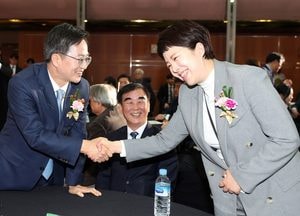 오랜만에 만난 ‘김동연 지사와 김은혜 수석’...어딘가 어색해