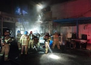 연천 전곡읍 식당 새벽 불, 1·2층 고립 60대 여성 2명 무사히 구조