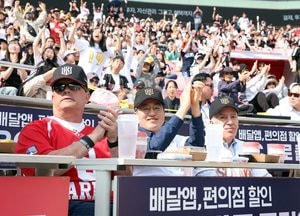 ​​​​​​​김동연 지사, 골드버그 美 대사와 ‘야구 외교’로 혁신 동맹 강화...프로야구 개막전 관람