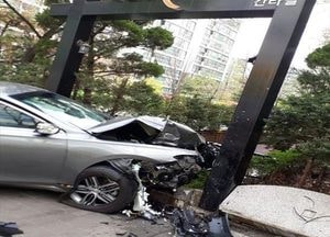 성남 분당, 70대 운전 승용차 행인 3명치고 구조물 충돌