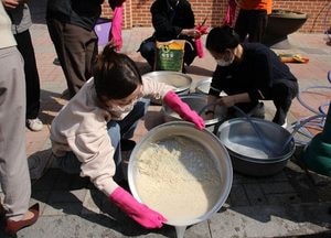 수원시자원봉사센터 ‘찾아가는 밥차’ 운영...어르신·취약계층·청년 대상 무료 급식