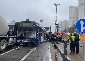 파주 다율동 산내사거리서 버스가 승용차 추돌...3명 다쳐