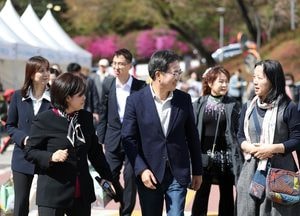 김동연 지사, 경기도청 봄꽃축제 찾아 도민·소상공인·청년봉사자와 소통