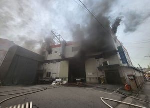 부천 금속공장서 불, 60대 여성 2명 부상
