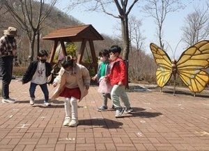 ‘야외 활동하며 영어까지’...강화군, 석모도 수목원 숲 체험 영어교실 ‘인기’