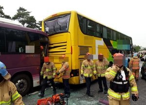 경부고속도로 서울TG 인근서 2층 버스·승용차 6중 추돌사고...2명 경상
