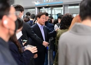 최대 혼잡도 240% 육박...‘지옥철’ 김포골드라인·공항철도, 승객 안전 위협