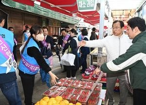 이현재 하남시장, 신협 임직원들과 ‘전통시장 가는 날 장보기 행사’ 가져