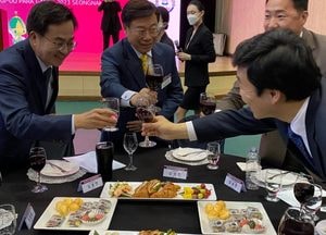 건배하는 김동연 경기지사와 신상진 성남시장