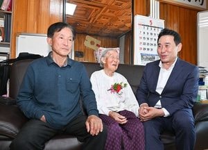 백영현 포천시장, 100세 어르신께 '어버이날 기념' 꽃 달아드려
