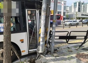 화성, 시내버스 전신주 충돌...12명 다쳐