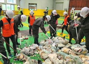 "재활용품 혼입 안 돼"...수원시 자원회수시설 반입 생활폐기물, 종량제 봉투 뜯어 표본 검사