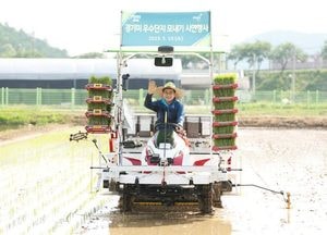 김동연, 파주 경기미 우수단지  모내기 현장서 이앙기 시운전