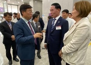 임춘애 전 선수와 이야기 나누는 신상진 성남시장