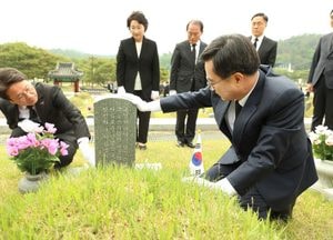 5.18민주묘지 참배·이한열 열사 묘소 찾은 김동연 경기지사