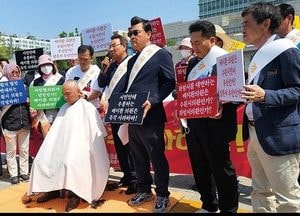 경기국제공항유치시민협의회 ‘고인 물 발언’ 배지환 수원시의원 규탄대회·삭발식 열어