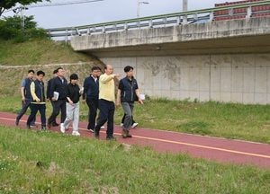 박형덕 시장, 불편 접수된 신천변 방문...주민 불편사항 선제적 해결 ‘노력’