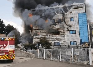 화성 가전제품 보관창고서 불, 건물 1개동 전소