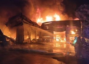 남양주 일패동 창고형 장난감 할인점서 새벽 불, 건물 2동 전소