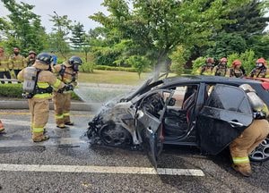 앞 바퀴에 종이포대 낀 채 주행....모닝 차량 전소