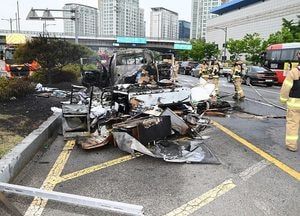 성남, 폐자재 싣고 달리던 1톤 화물차에 불, 인명피해 없어