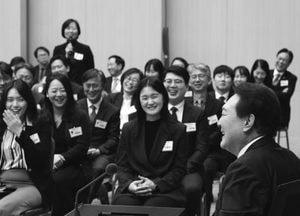 윤석열 취임 1년 ‘국민과 함께한 여정...미공개 사진 115장 공개’