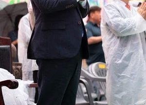 봉선사 간 김동연 지사 “정치권·사회지도층 반성하고 솔선할 때”
