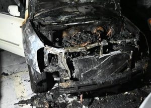 수원, 중고차매매단지 3층 주차차량서 새벽 불, 12년 된 노후 차량