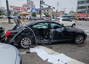 수원 구운오거리 지나던 SUV차량 보행자 들이받아...1명 숨지고 3명 다쳐