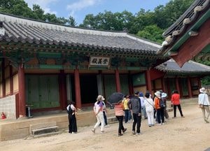 현충일에 '고려가 숨 쉬는 숭의전' 찾은 관람객들
